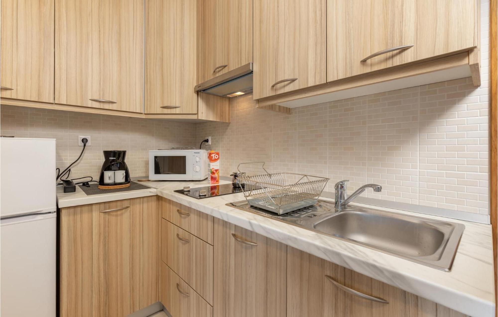 Cozy Apartment In Crikvenica With Kitchen Buitenkant foto